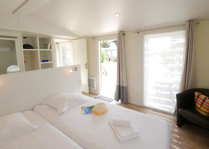 Ulvf Les Beaupins Aldeamento Turístico Saint-Denis-dʼOléron